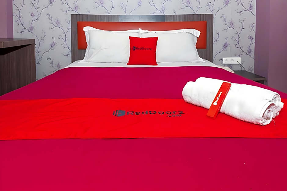 RedDoorz Plus @ Paal 2 Manado