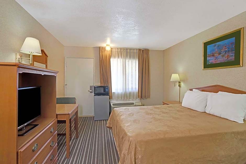 Photo 1 of 5 of 1 Queen Bed, Nonsmoking