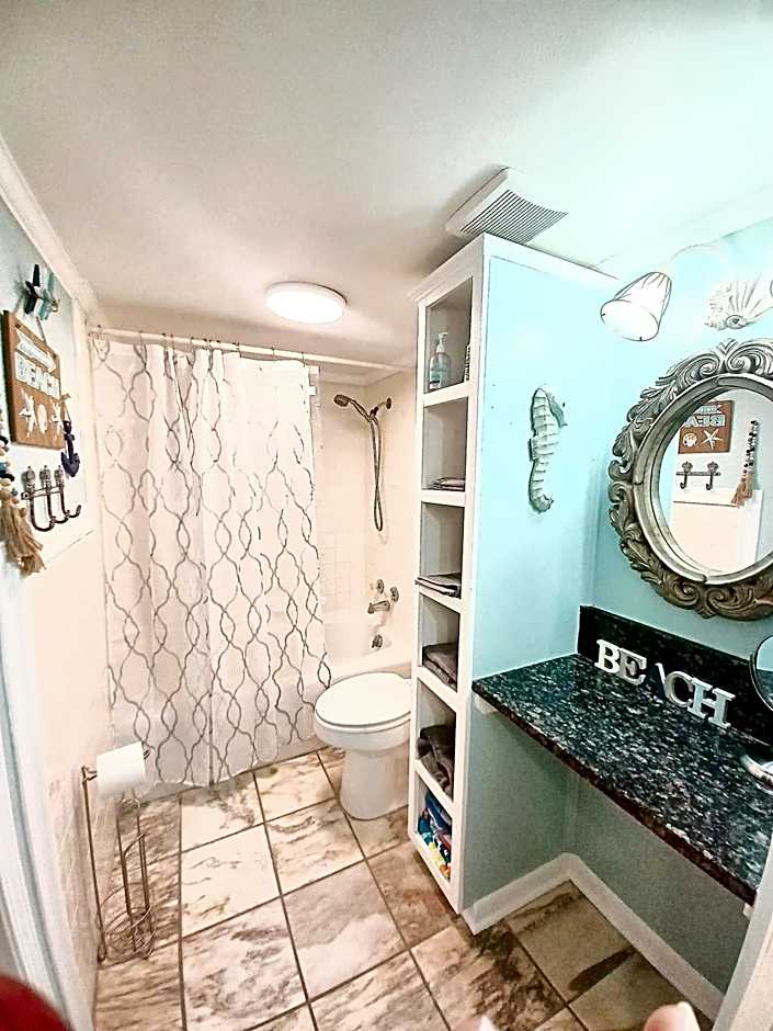COUPLES GETAWAY, HONEYMOON SWEET, Perfectly Cozy Beach Front Condo with kitchen, pool, free parking,CHECK-IN AT DOOR