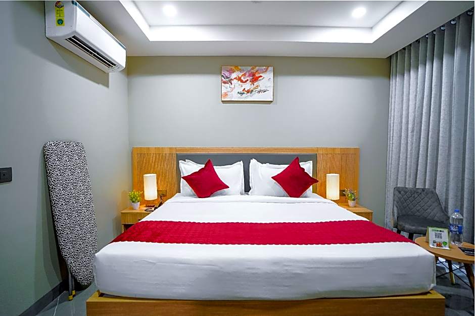 Saltstayz Select - Golf Course Road & Sector 57