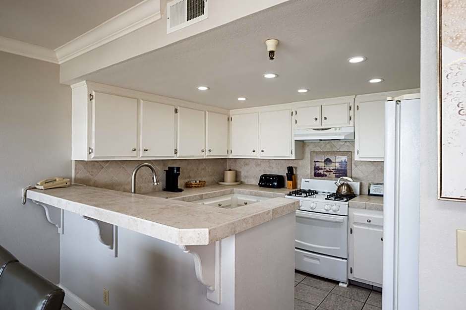 456 Embarcadero Inn & Suites