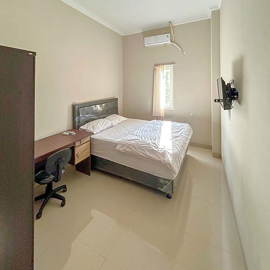 Queen Belt Mitra Reddoorz