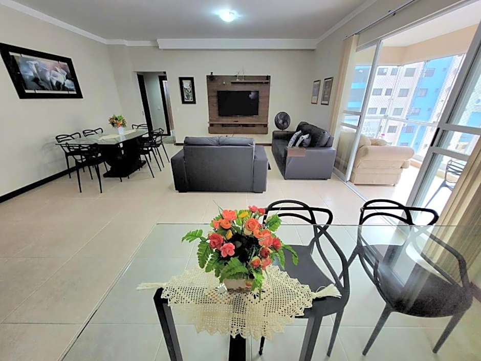 3 suítes grandes, 4 garagens, Vista mar, ótima localização a 2 minutos do mar em Meia Praia - Itapema