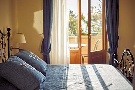 Double Room with Balcony and Valley View