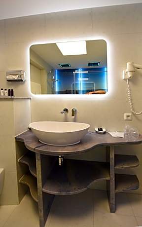Deluxe Double Room with Shower