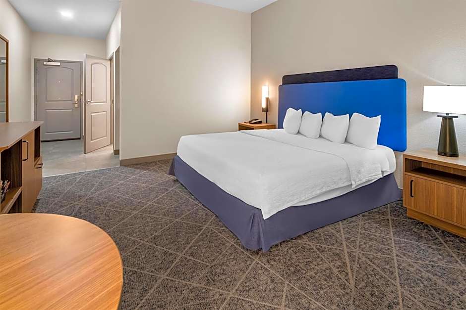 Photo 1 of 4 of 1 King Bed, Hearing/Mobility Accessible, Bathtub
