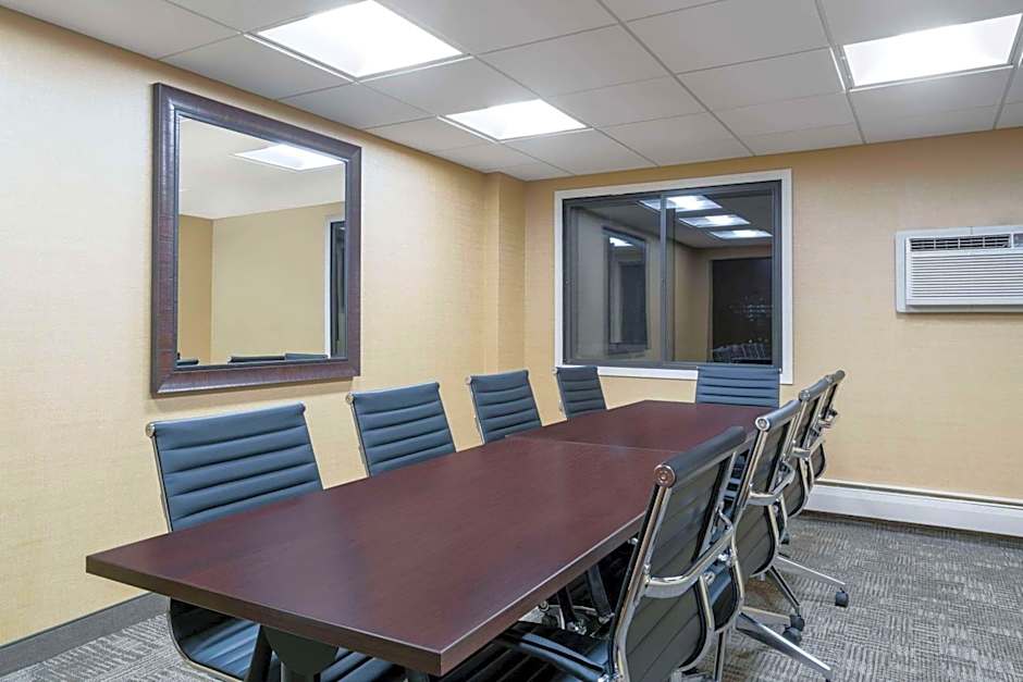 Ramada by Wyndham Minneapolis Golden Valley