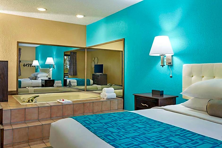 Howard Johnson by Wyndham Waterloo/Cedar Falls