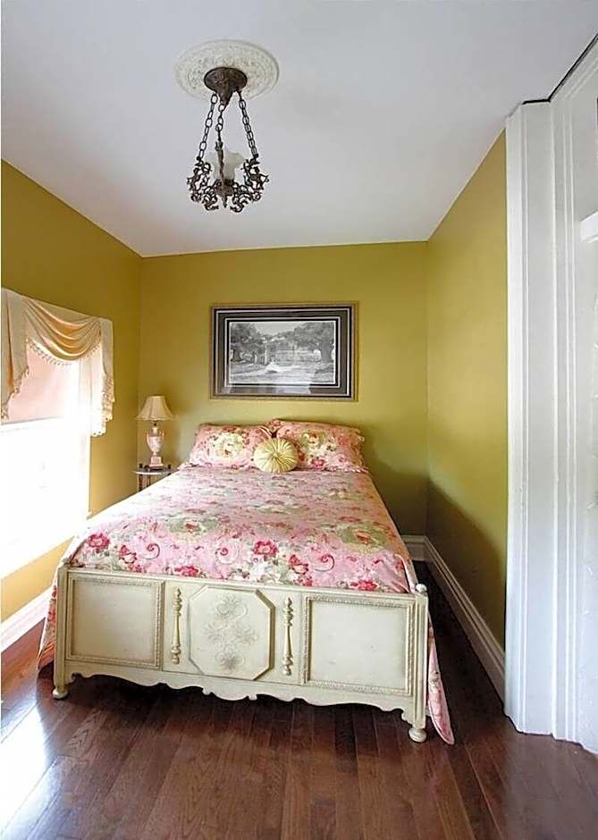 Hassinger Daniels Mansion Bed and Breakfast