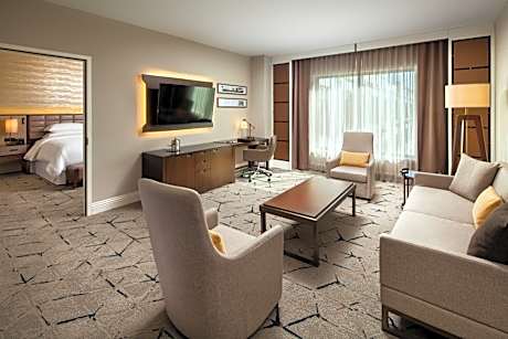 Junior Suite, 1 King Bed, Non Smoking, Pool View