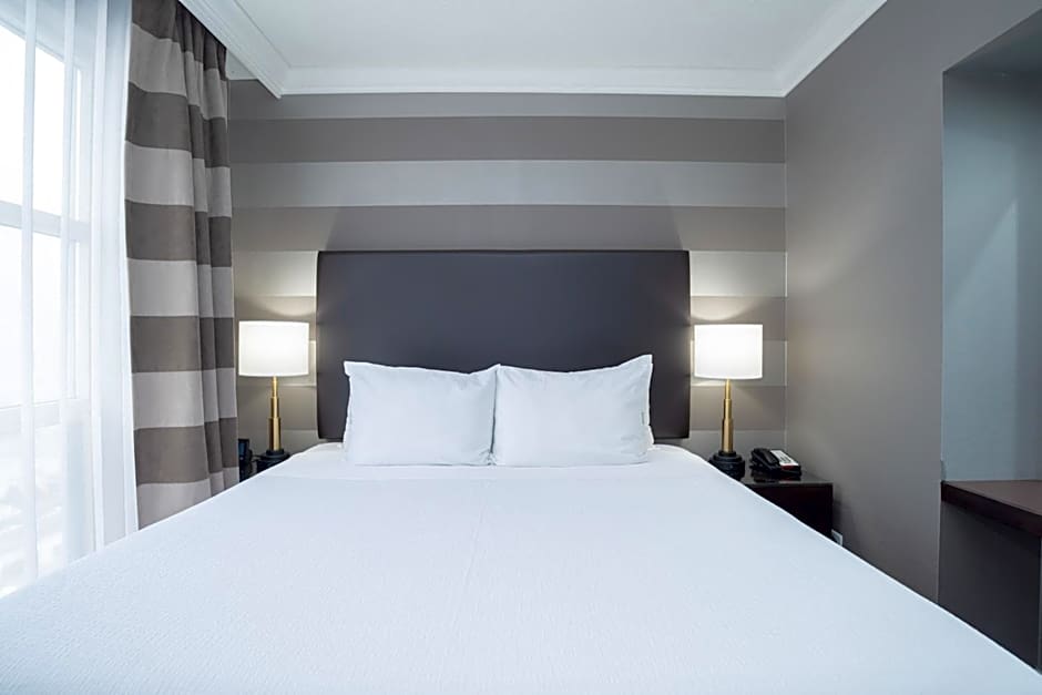 Sandman Signature Mississauga Hotel