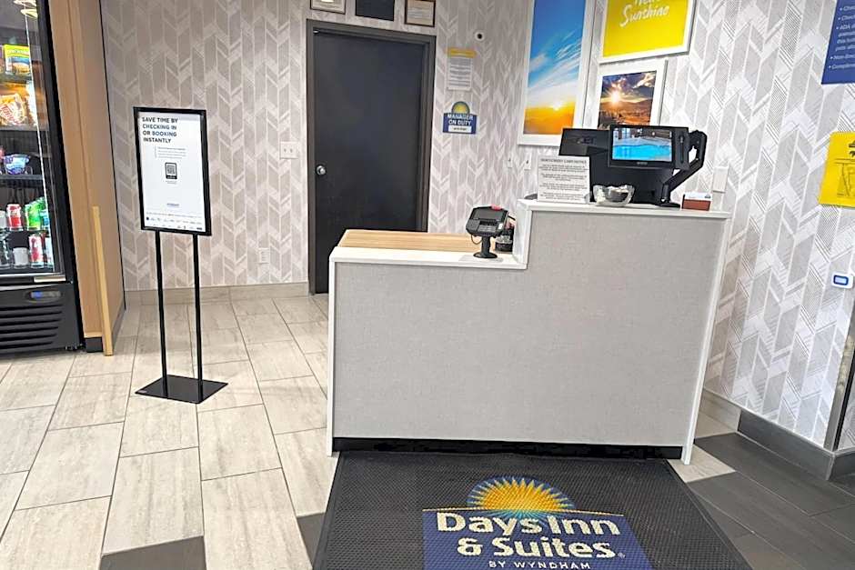 Days Inn & Suites by Wyndham Wausau
