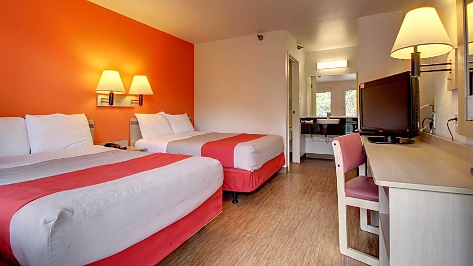 Motel 6-Des Moines, IA - North