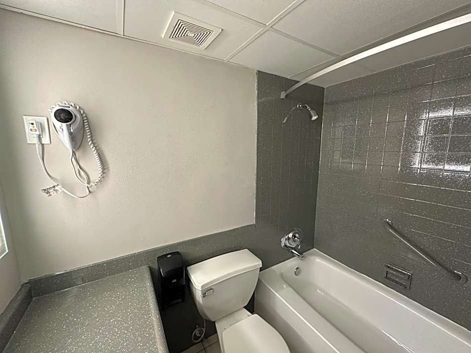 Days Inn by Wyndham Liberty