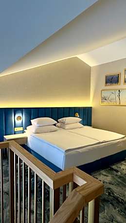 Pokój z Antresolą z widokiem na Jezioro i Balkonem