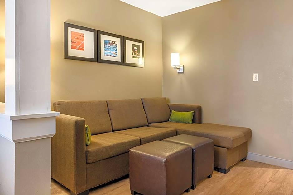 Comfort Inn & Suites At CrossPlex Village