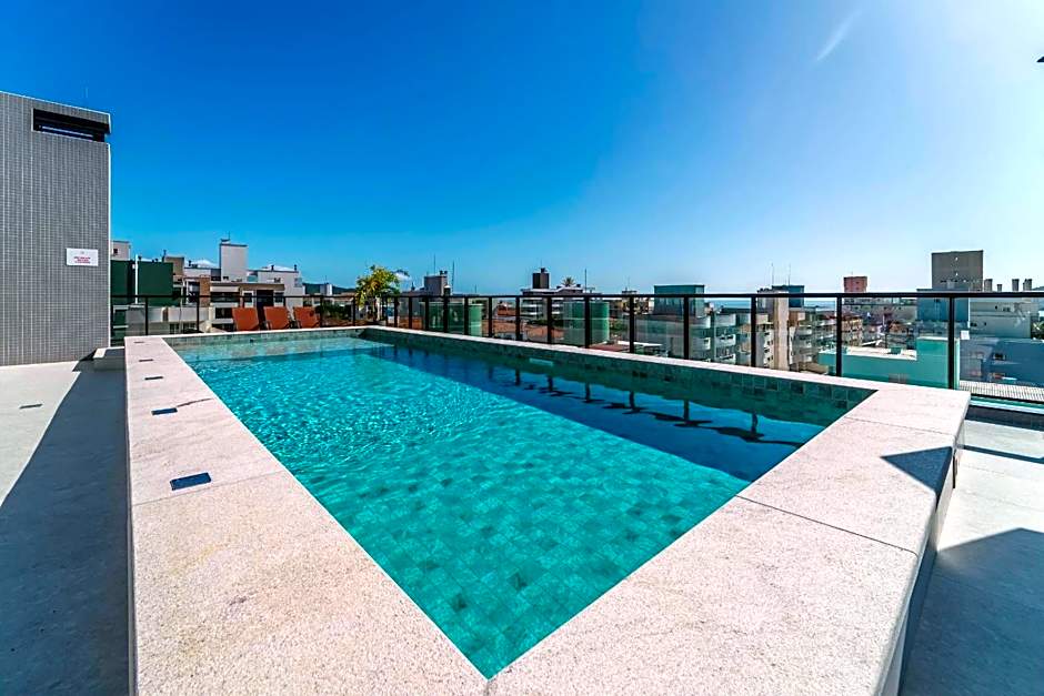Adra 306 - Excelente Cobertura Duplex - Centro/Bombinhas- Rooftop com Piscina - À poucos metros da praia - (Consultar serviços de roupas de cama e banho)