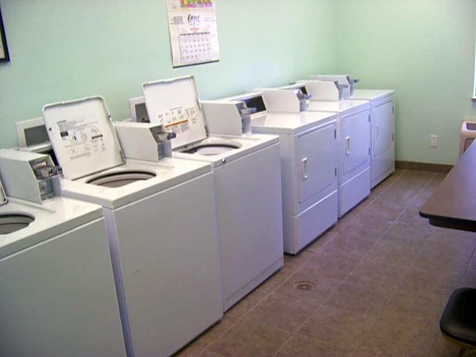 Days Inn & Suites by Wyndham Columbus NE