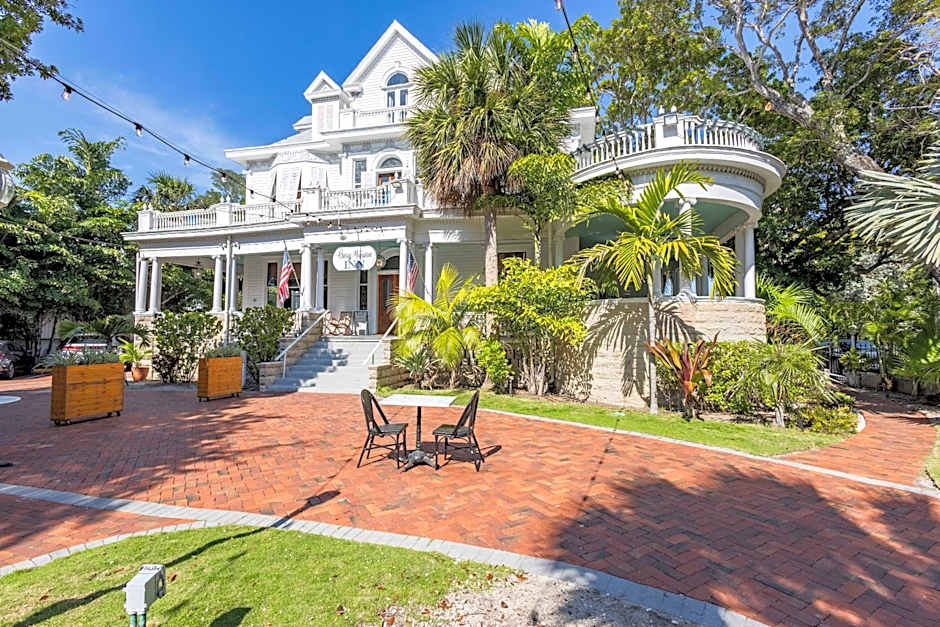 Deluxe King - Curry Mansion with Pool!