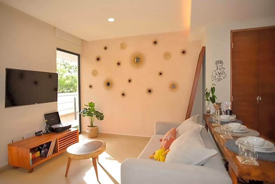 Frida's Artsy Condo with own mural, outdoor tub & rooftop pool