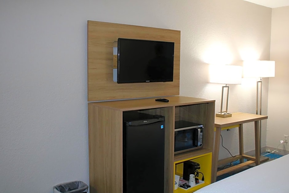 Days Inn by Wyndham Waco University Area