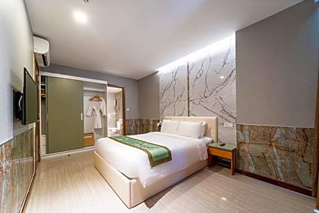 Four-Bedroom Deluxe Apartment