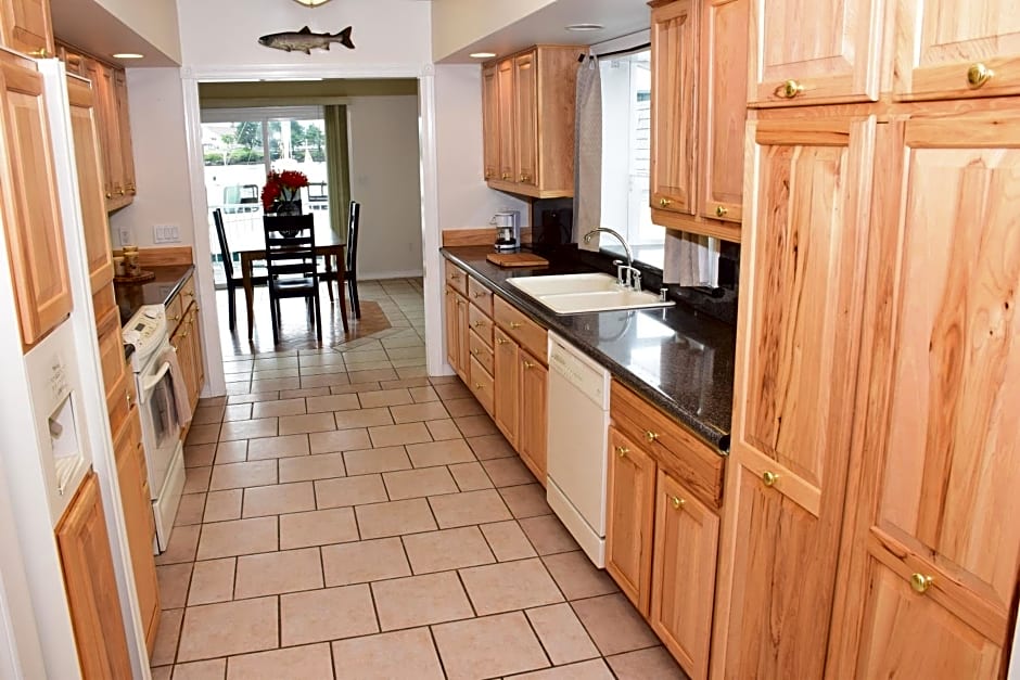 Longliner Lodge and Suites