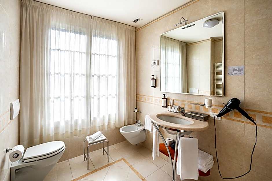 PHI Hotel Astoria