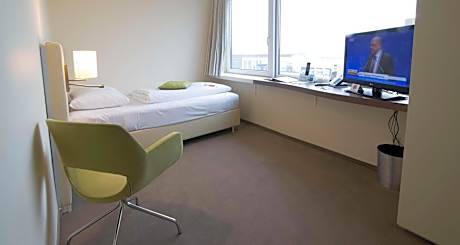 Business Single Room with Roll-In Shower and Adjustable Shower Chair - Mobility Accessible