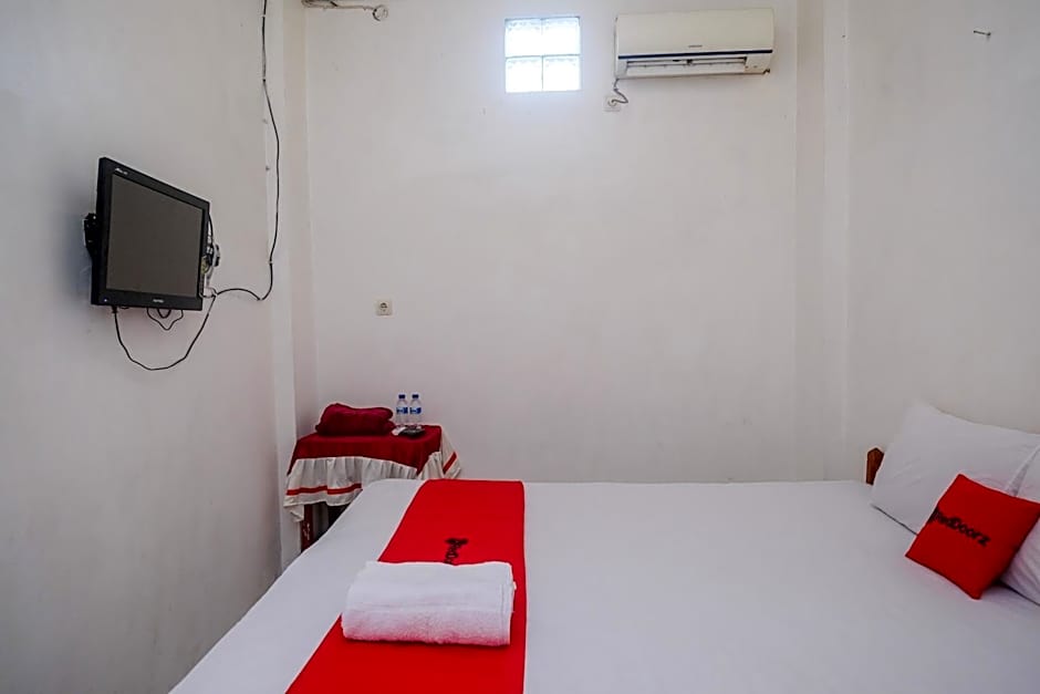 RedDoorz at H&W Hotel Solo