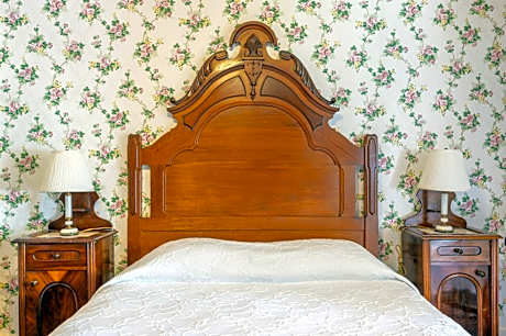 Queen Room with Fireplace and Courtyard View