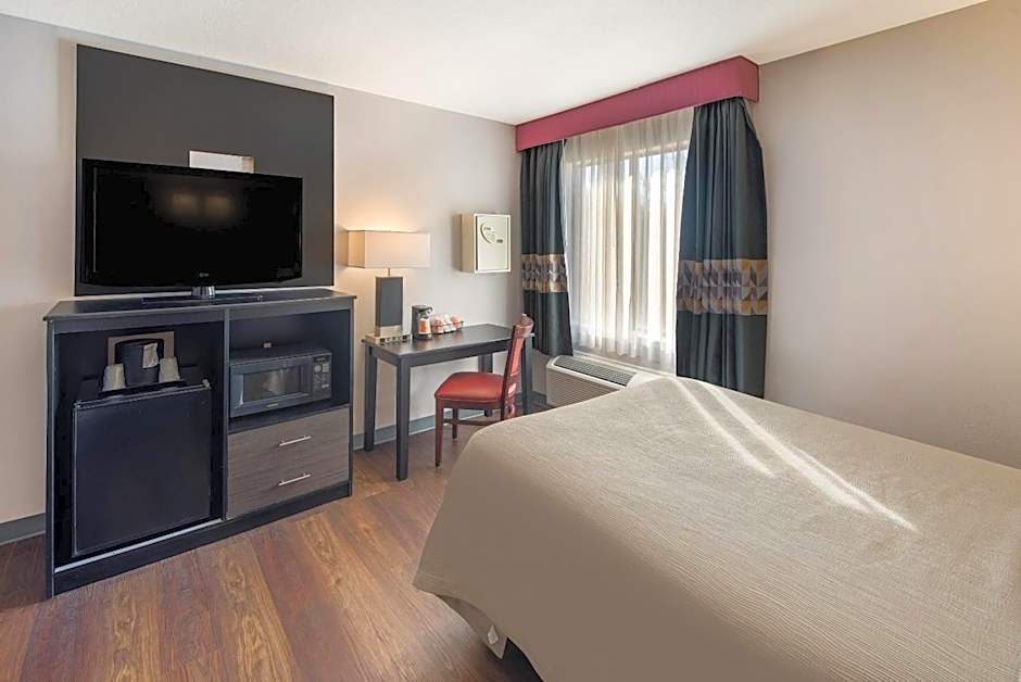 Quality Inn & Suites Cincinnati I-275