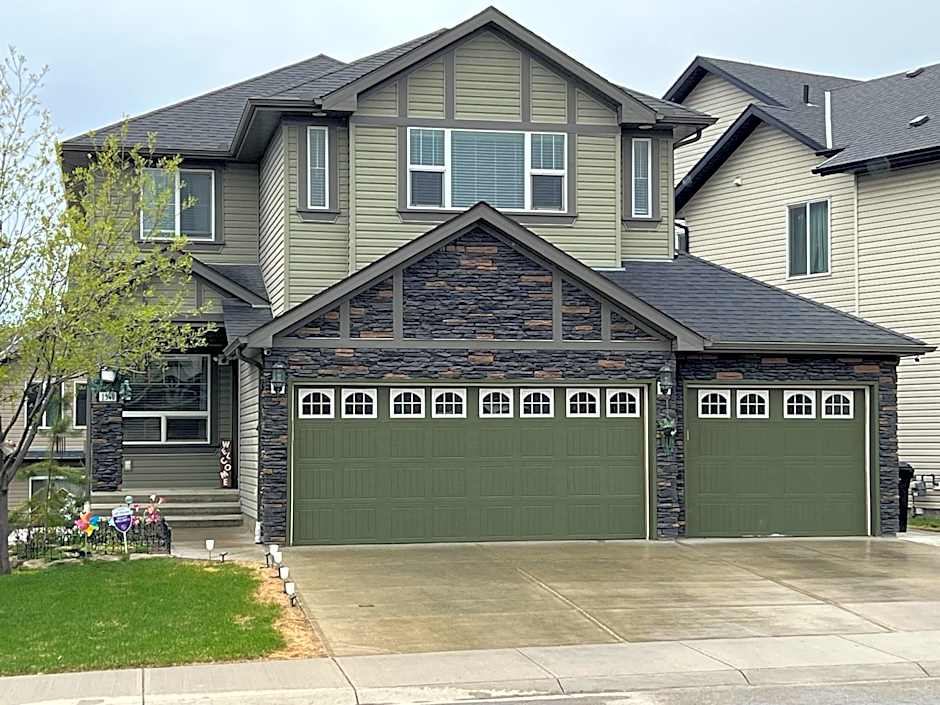 Spacious Private Walkout Entire Suite Close to YYC, DT, Shops, Stampede & Mountains with many Amenities in Panorama Hills NW - 4 Can Sleep