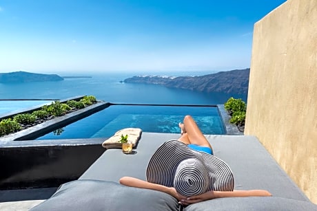 Cozy Suite with Private Infinity Pool and Caldera View