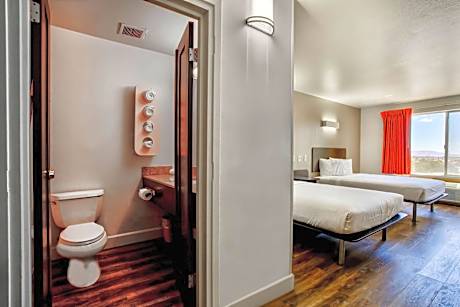 Queen Suite - Non-Smoking