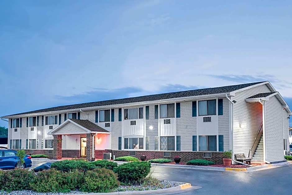 Super 8 by Wyndham Tomah Wisconsin