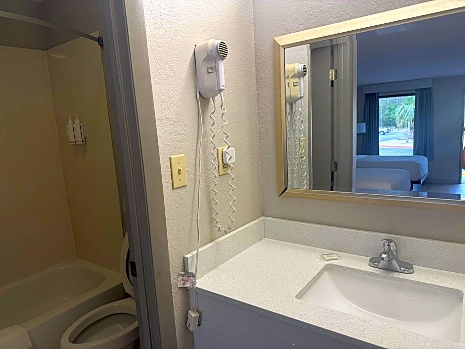 Days Inn by Wyndham Lake City I-10