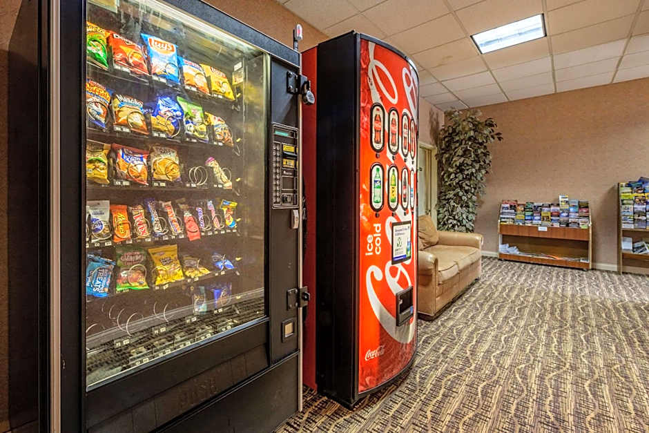 Econo Lodge Inn & Suites Triadelphia - Wheeling