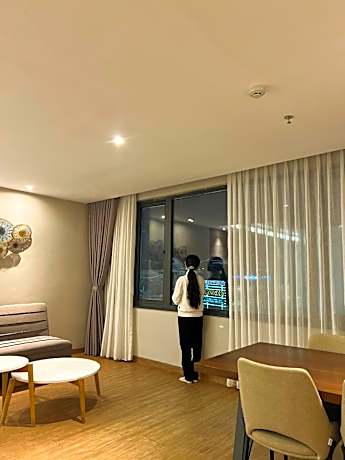 Deluxe Family Room With Window