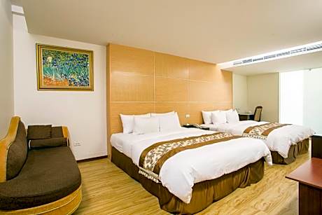 Deluxe Family Room- No Window