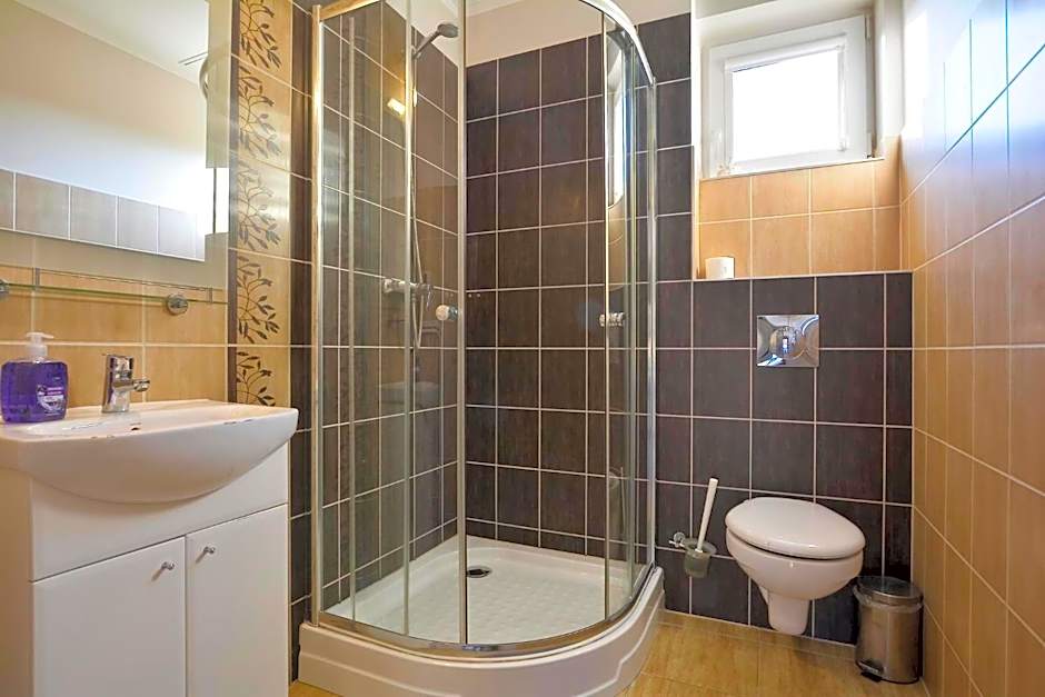 ApartamentyKudowa - Willa Pod Dębami z ogrodem i parkingiem,