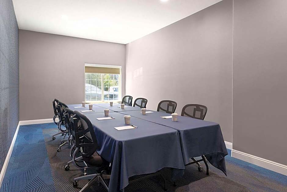 La Quinta Inn & Suites by Wyndham Bakersfield North