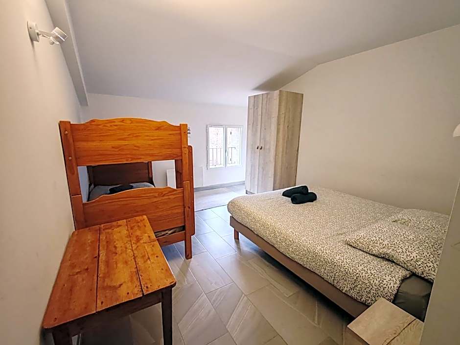 Zdjęcie 1 z 2 — Double Room with Private Bathroom