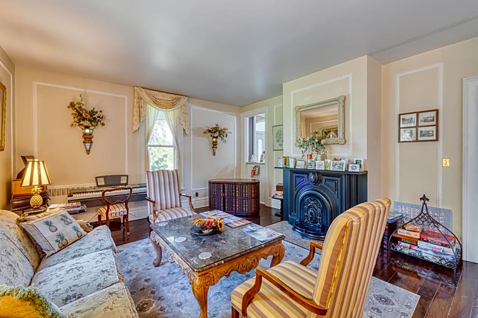 Monroe Manor Inn