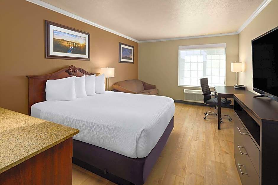 Photo 1 of 5 of 1 Queen Bed, Accessible