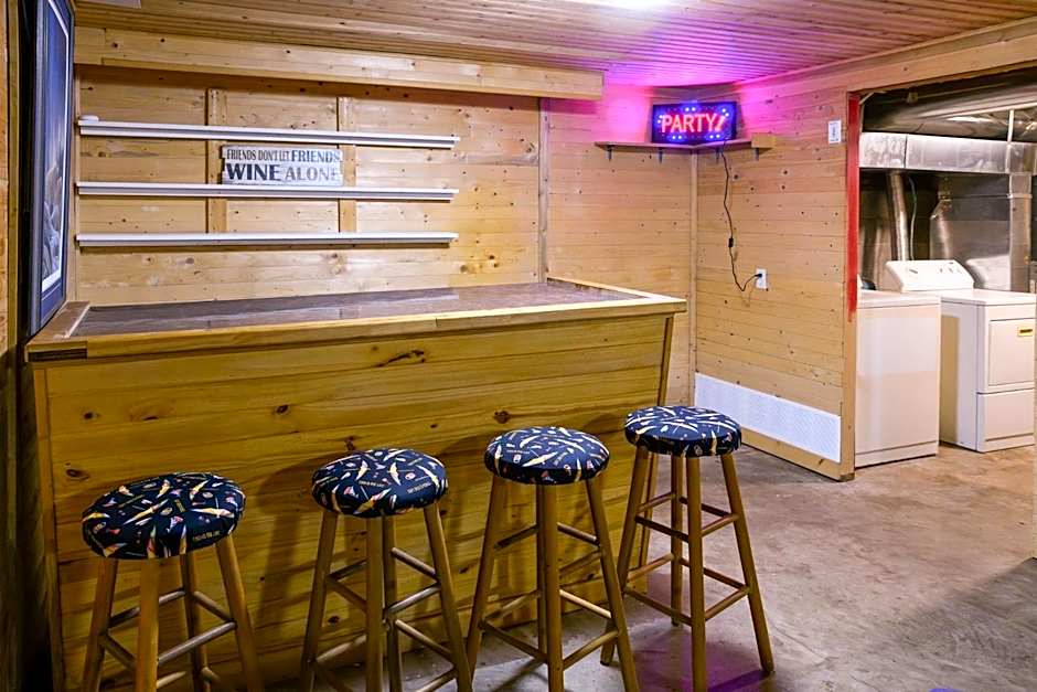 Cozy Cabin in the Forest w BBQ Firepit and More