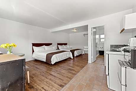 Queen Room with Two Queen Beds-full kitchen