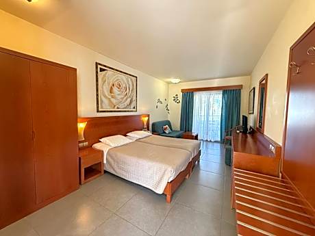 Double or Twin Room with Partial Sea View