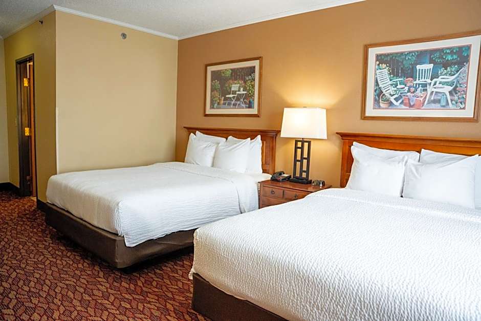 Coshocton Village Inn & Suites