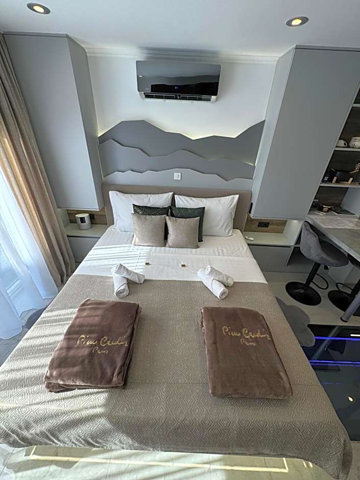 La Luna Petite Suite Deluxe Apartment with Pool & Jacuzzi, Bikes and Secured Parking